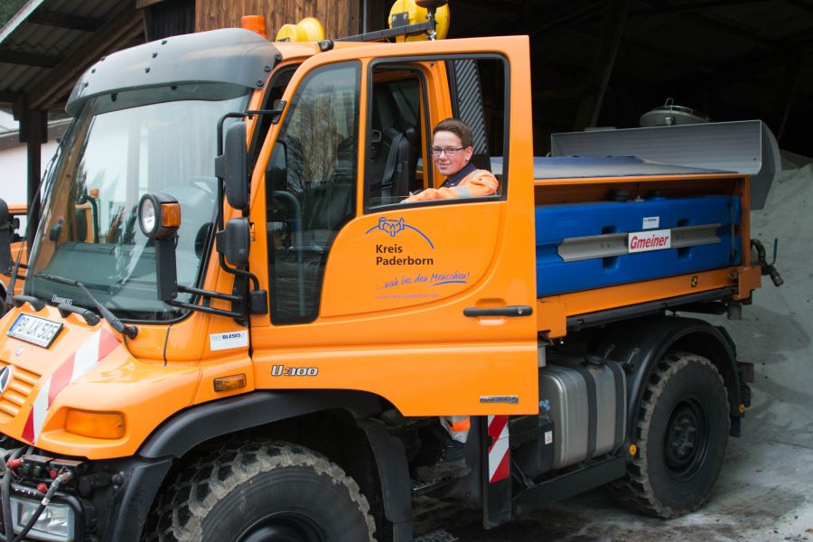 Bereit für den Winterdienst: Straßenwärterin Marina Brieler auf dem Unimog vor der Salzhalle auf dem Bauhof (Foto: Amt für Presse- und Öffentlichkeitsarbeit, Kreis Paderborn, Anna-Sophie Schindler)